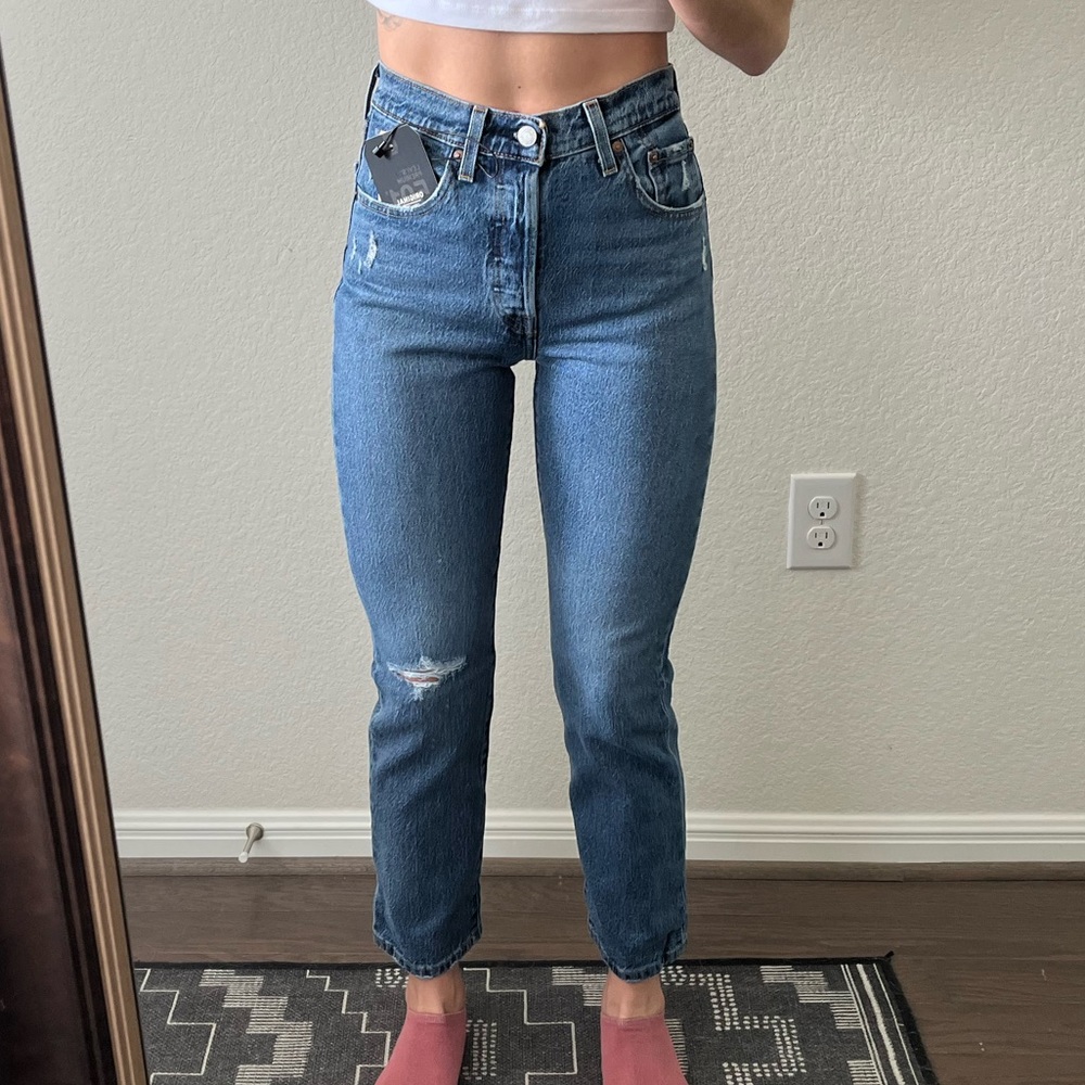 SALE! ⭐️ Levi’s 501 original cropped jean in Salsa Middle wash - Picture 6 of 16
